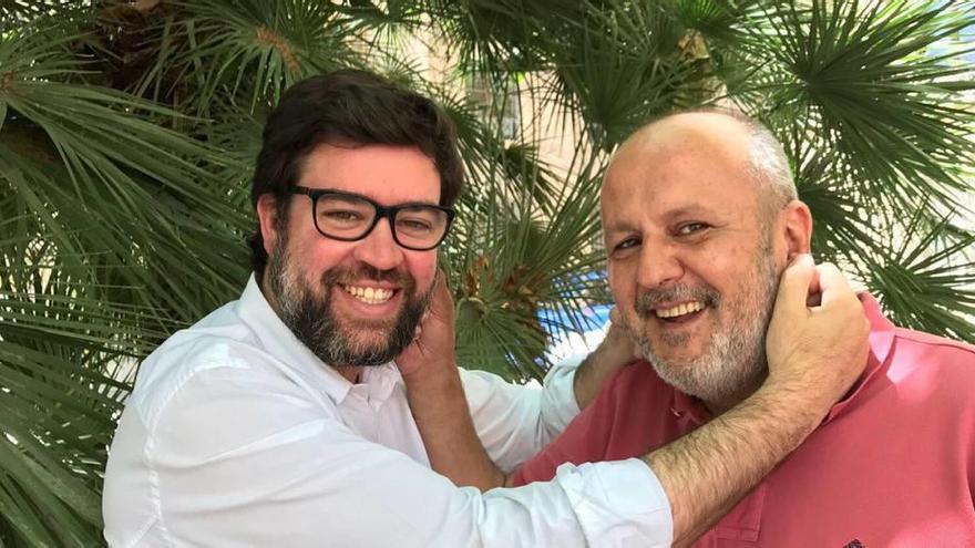 Antoni Noguera y Miquel Ensenyat se abrazan y sonríen ayer por la tarde.