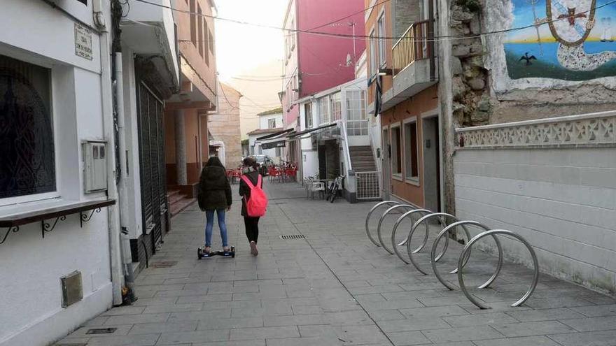 Rúa Con do Moucho, uno de los pocos espacios peatonales del casco urbano de A Illa. // Noé Parga