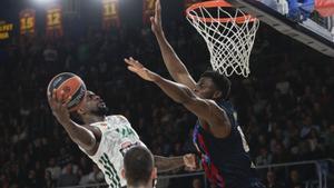 El escolta norteamericano del Panathinaikos Dwayne Bacon (i) entra a canasta ante James Nnaji, del Barcelona, durante el partido de la Euroliga de baloncesto disputado este viernes en el Palau Blaugrana. EFE/Quique García