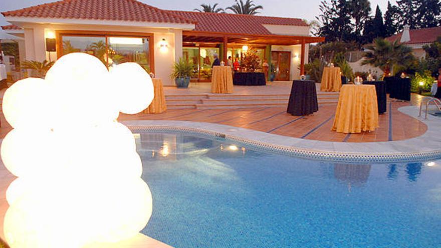 Vista de la casa de Maspalomas de los Tadeo, con los primeros invitados en el interior.