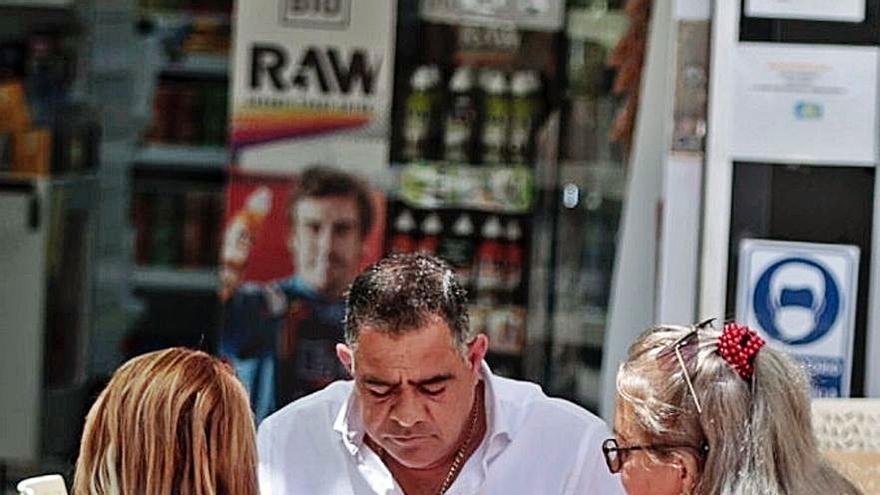 Varias personas en una terraza de Santa Cruz.