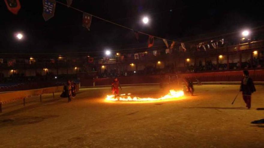 El arco de fuego con el que se cerró el torneo medieval celebrado ayer en la ciudad.