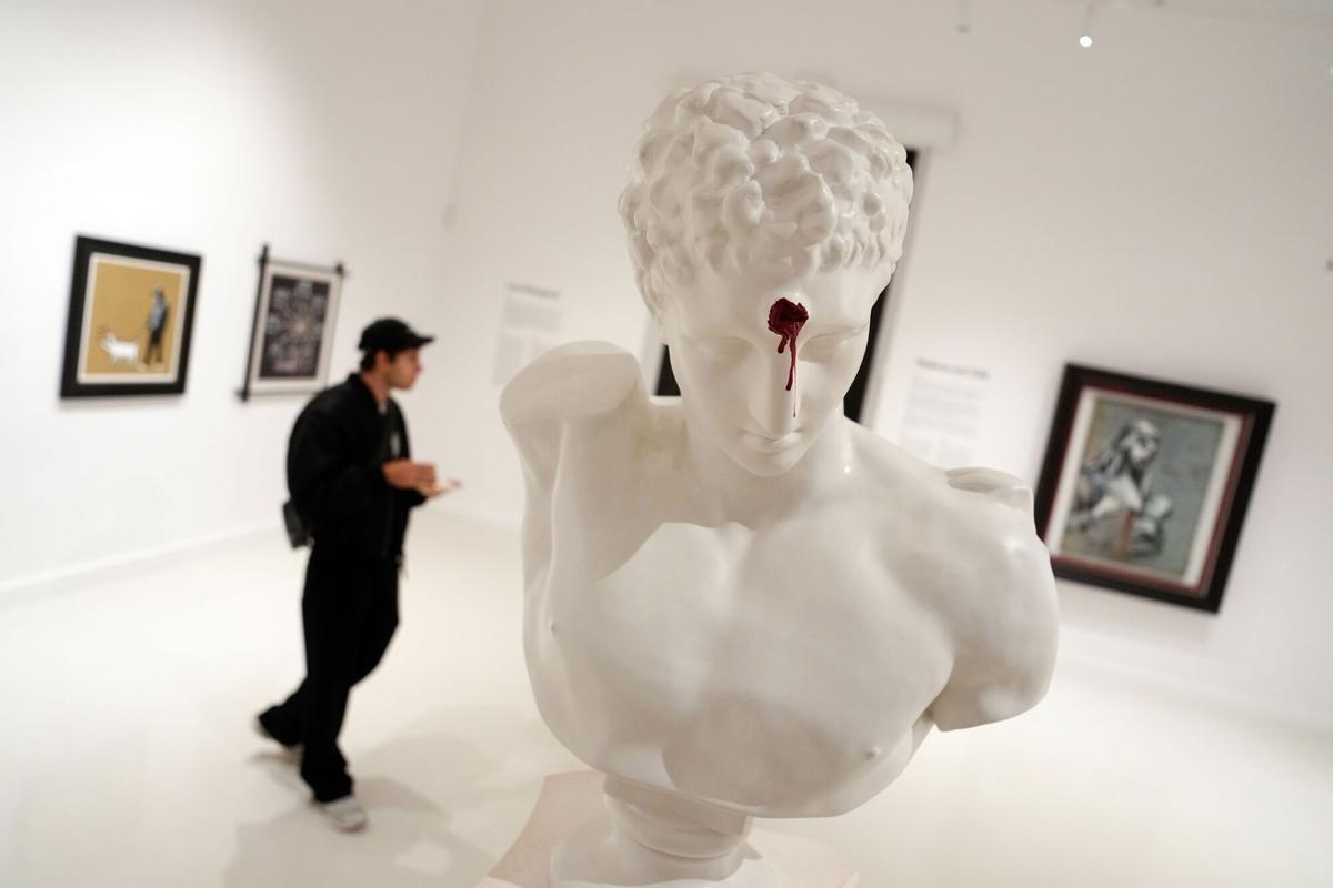 El Moco Museum presenta la exposición 'Banksy. Disrupted Power', que reúne 25 obras, algunas de ellas recientes, del artista británico.