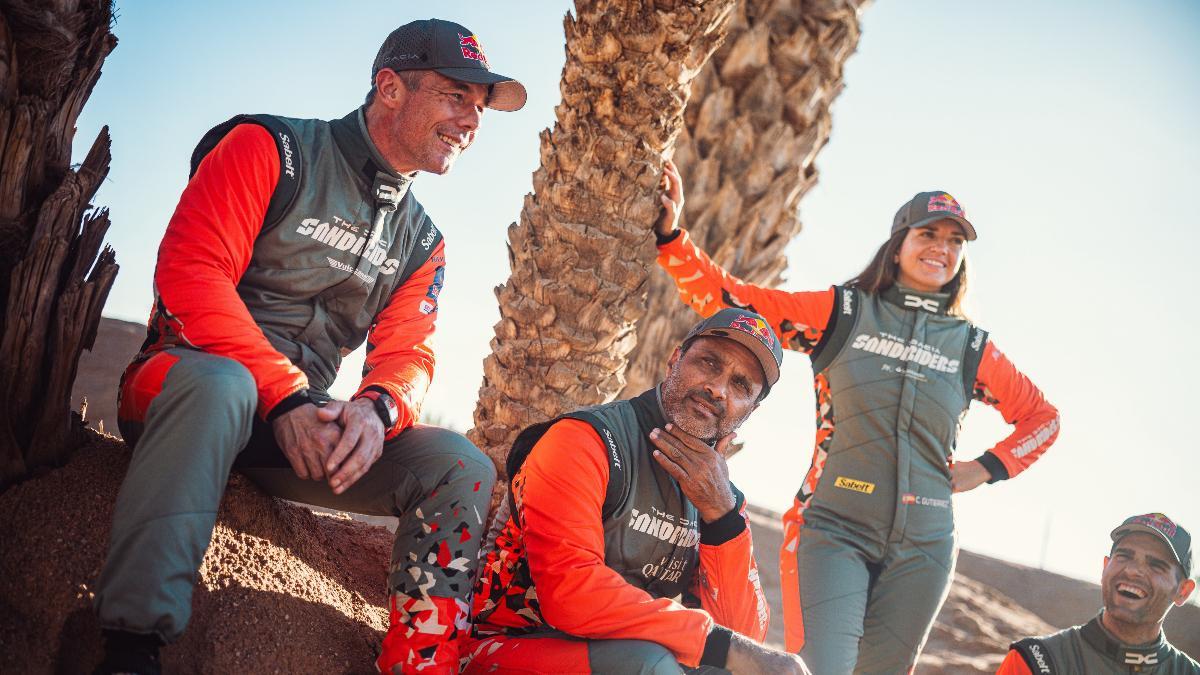 Cristina, con sus compañeros en el equipo Dacia, Loeb y Al-Attiyah