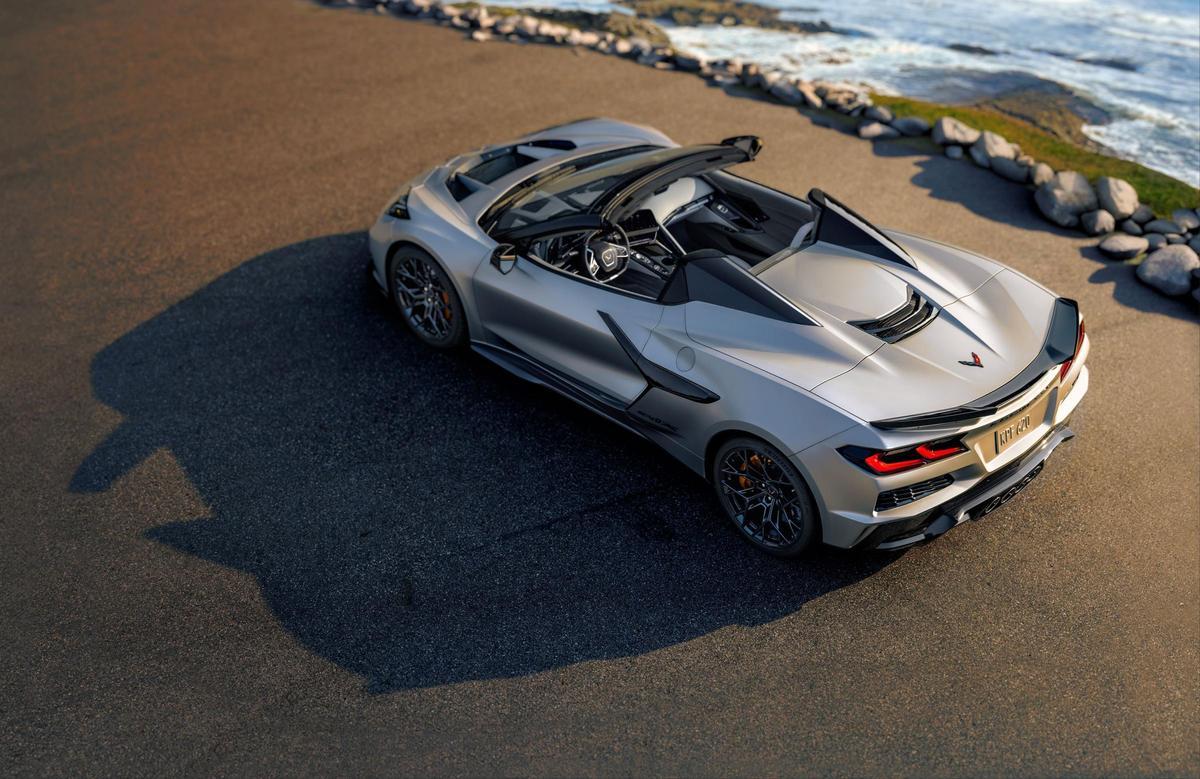 El Corvette ZR1, disponible en versiones coupé y convertible, no solo impresiona con sus cifras de potencia, sino que también alcanza una velocidad máxima estimada por GM de 340 km/h