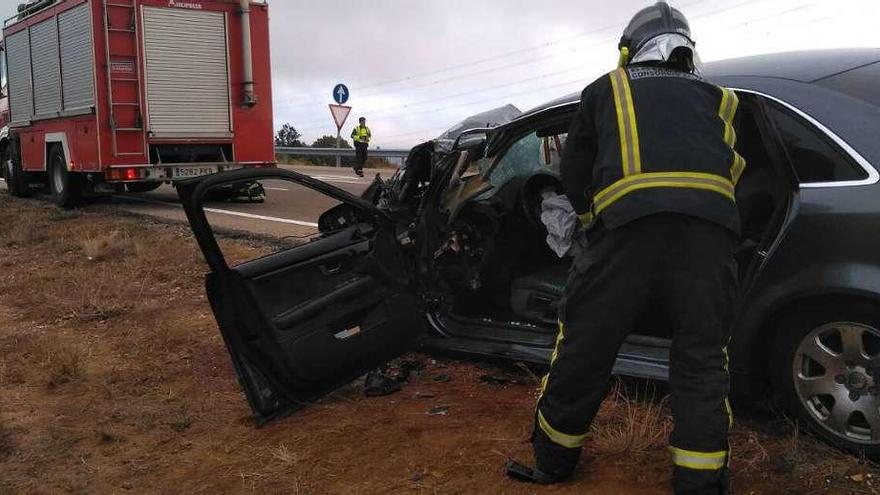 Un herido por una salida de la vía en la A-52, en el término de Palacios