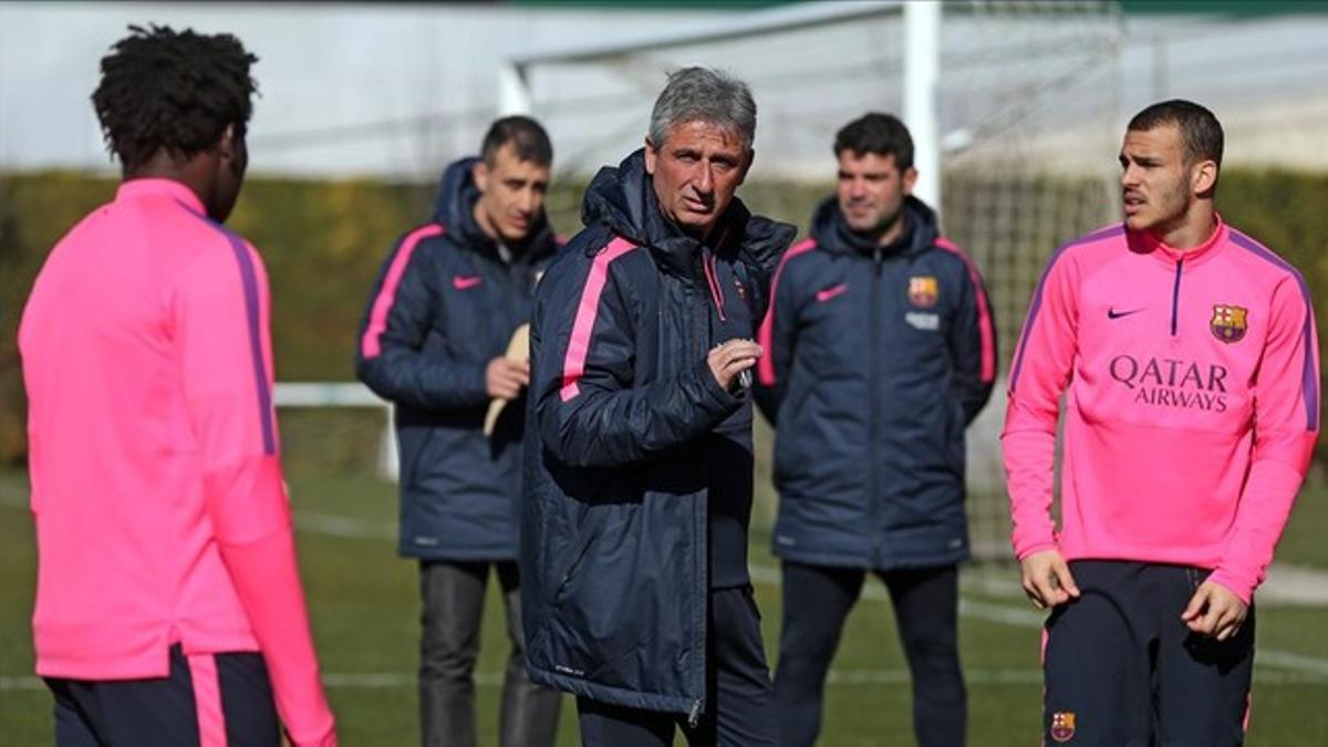 Jordi Vinyals charla con los jugadores del Barça B durante un entrenamiento.