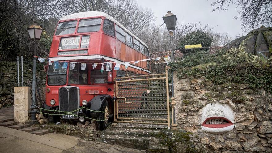 El secreto de Arbujuelo, el pueblo de Soria que esconde un autobús inglés desde hace 40 años: &quot;No está abandonado, es un expediente X&quot;