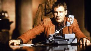 Rick Deckard (Harrison Ford) identifica a un replicante mediante una prueba para rastrear sus recuerdos y emociones, en ’Blade runner’.