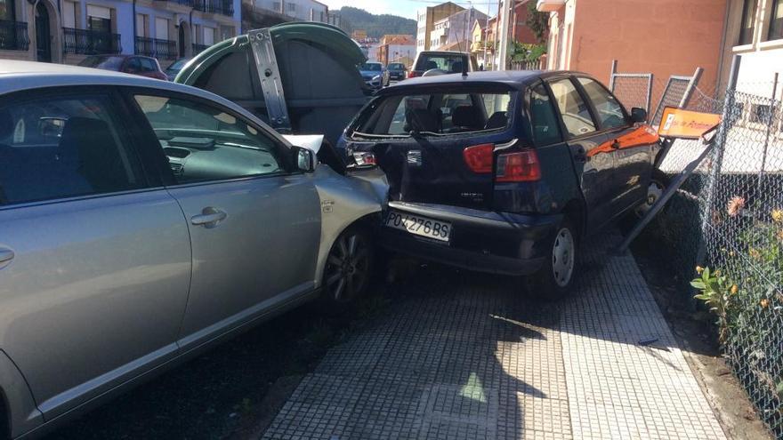 Los coches accidentados, hoy en la Avenida de Loureiro. // G.Núñez