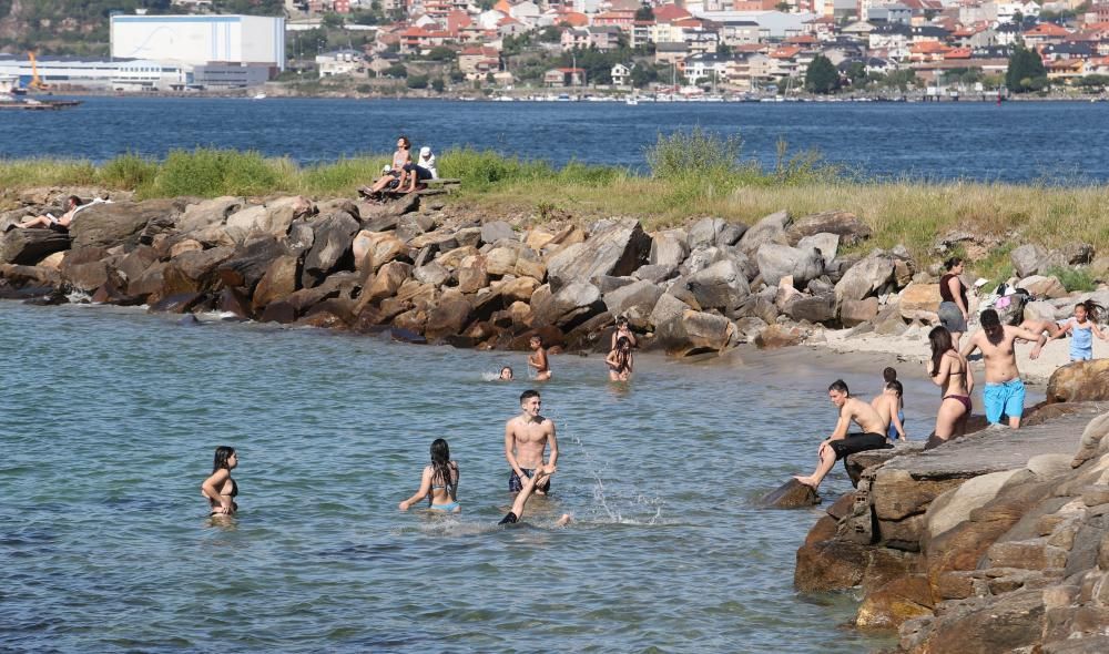 Los vigueses, ya con ganas de la nueva fase. El buen tiempo anima a los vecinos a disfrutar de los parques y las playas en la jornada previa a la entrada en la fase 2 de la desescalada