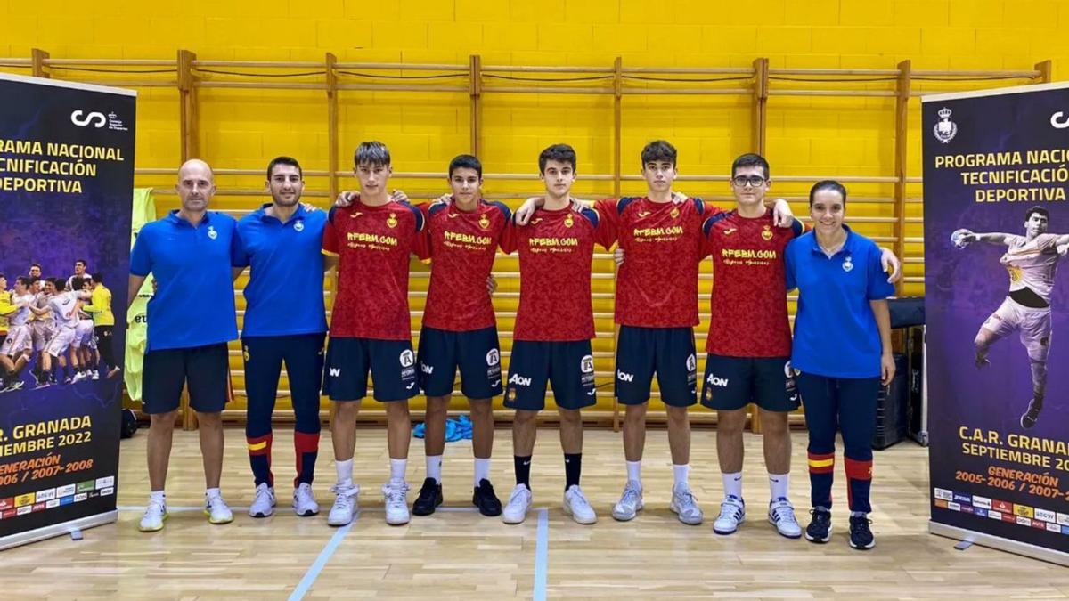 Mateo López, con España en Granada. El cadete del Balonmán Lalín Mateo López (tercero por la derecha) participa esta semana en las jornadas de tecnificación deportiva que organiza la Española en el Centro de Alto Rendimiento de Granada. El canterano lalinense es uno de los cinco gallegos presentes. Desde el club se recuerda que también estaba citado Luis Rozas pero no pudo viajar por sufrir una lesión.  | RFEBM