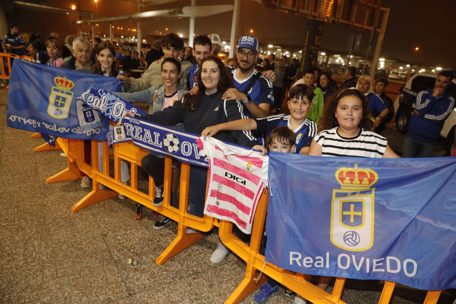 EN IMÁGENES: Así fue el recibimiento de la afición al Real Oviedo en el aeropuerto de Asturias
