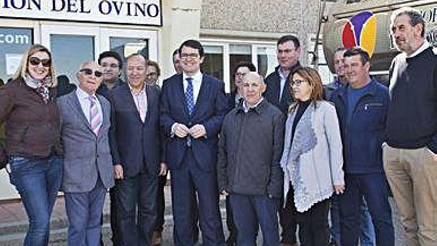 Fernández Mañueco arropado por cargos populares, ayer en Villalcampo.