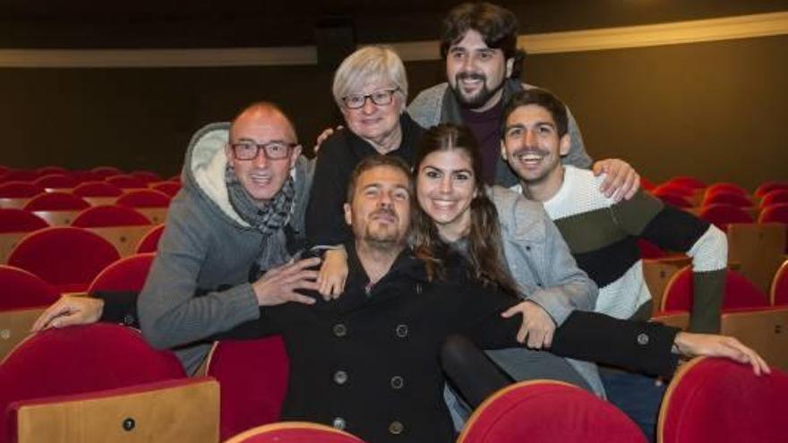 D&#039;esquerra a dreta, Pere Font (actor), Dolors Baró (de la nova comissió) i Jordi Gener (director); al mig, Marc Alberti (comunicació), Ariadna Guitart (directora coreogràfica) i Adrià Guitart (autor). Tots tres, també, de la comissió