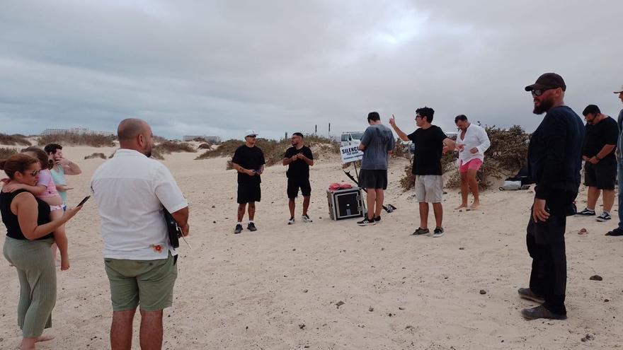 El director de cine, Miguel Letang, en el centro, dirigiendo a los actores de ‘Ein Kleines Experiment’, durante el rodaje en Corralejo.