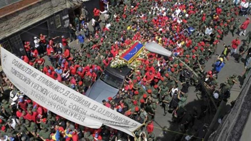 Multitudinaria despedida a Chávez en Caracas