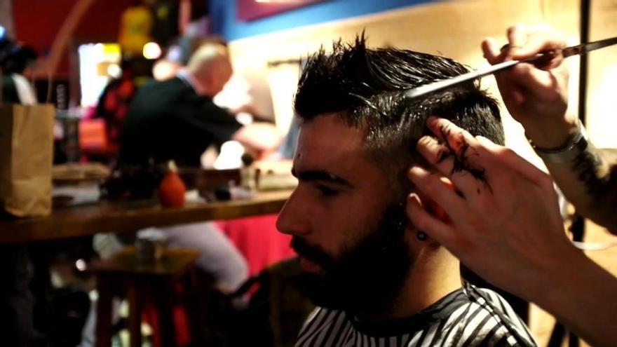 Barberos Solidarios tiran de tijera para combatir la fibromialgia