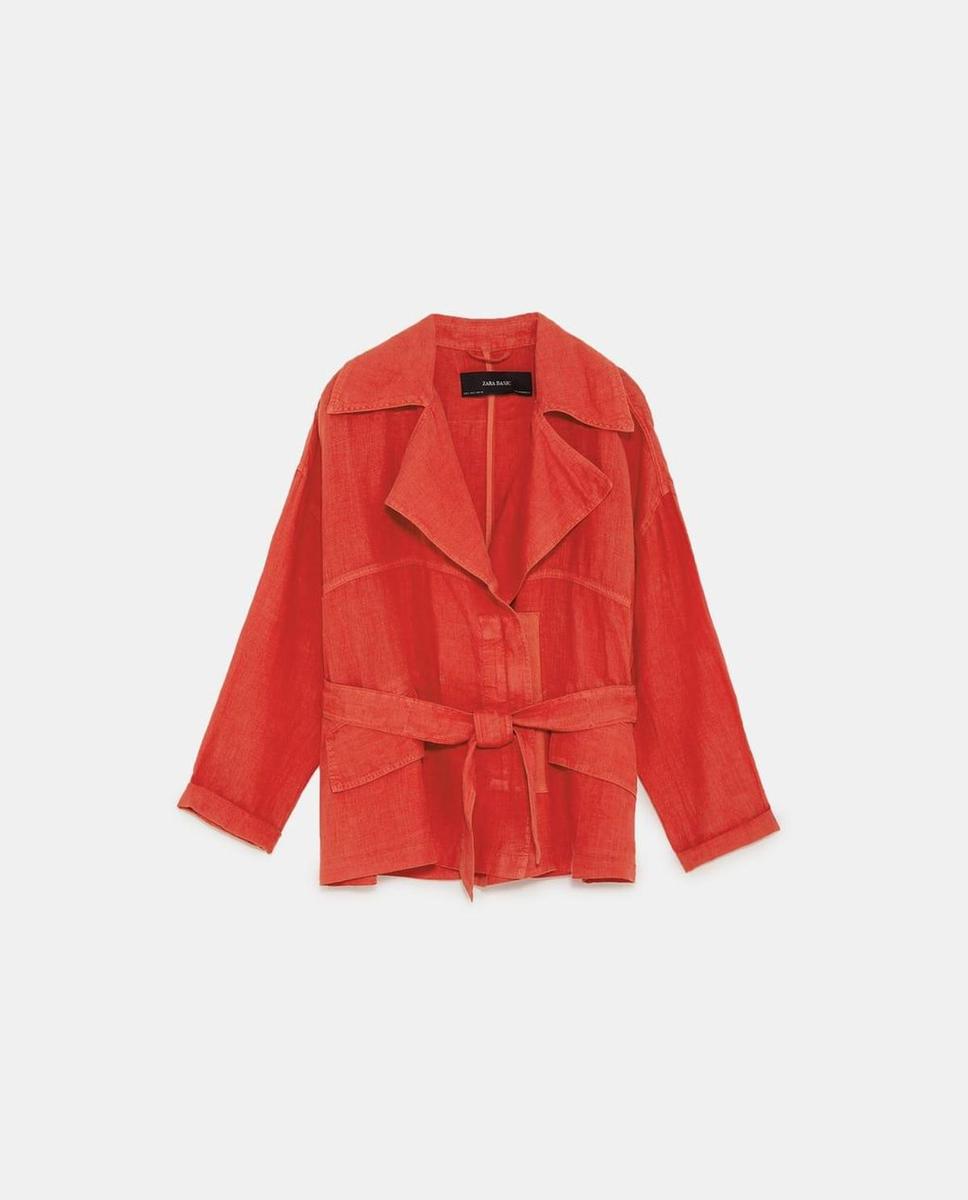 Cazadora roja de lino de Zara. (Precio: 39,95 euros)