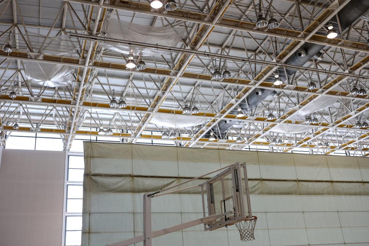 Lonas colocadas en el techo del polideportivo por las goteras.