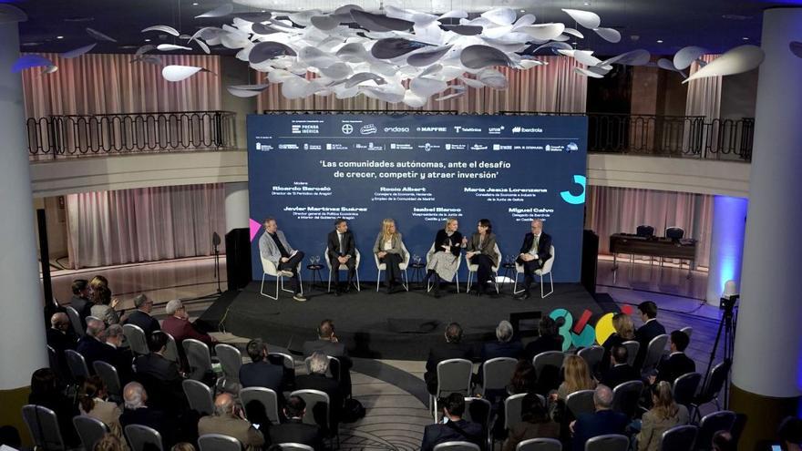 Vista general d’una de les sessions de treball del fòrum Espanya 360, organitzat per Prensa Ibérica, per debatre sobre assumptes que són al centre del debat públic. La trobada, que va començar ahir a Madrid, aplega durant tres jornades cinc presidents autonòmics, una vintena de consellers i nombrosos d’experts en diversos àmbits.    | JOSÉ LUIS ROCA