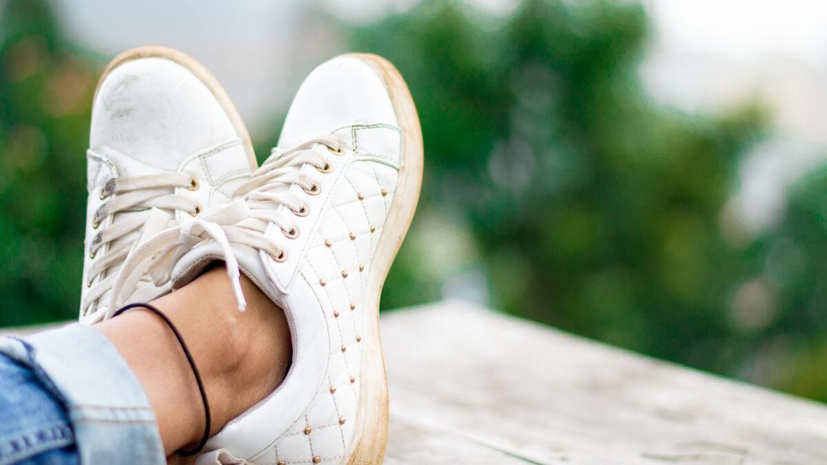 Así es como puedes limpiar las zapatillas blancas con estos tres trucos caseros