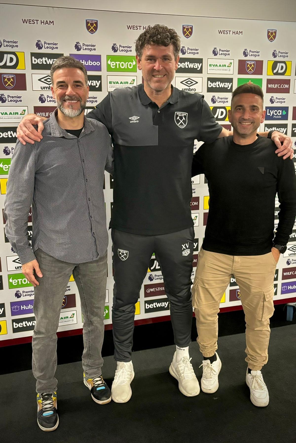 Xavi Valero, en el centro, junto a su excompañero en la portería del CD Castellón, Óscar Sidro, y el redactor de Deportes de 'Mediterráneo' Ismael Mateu en el London Stadium.