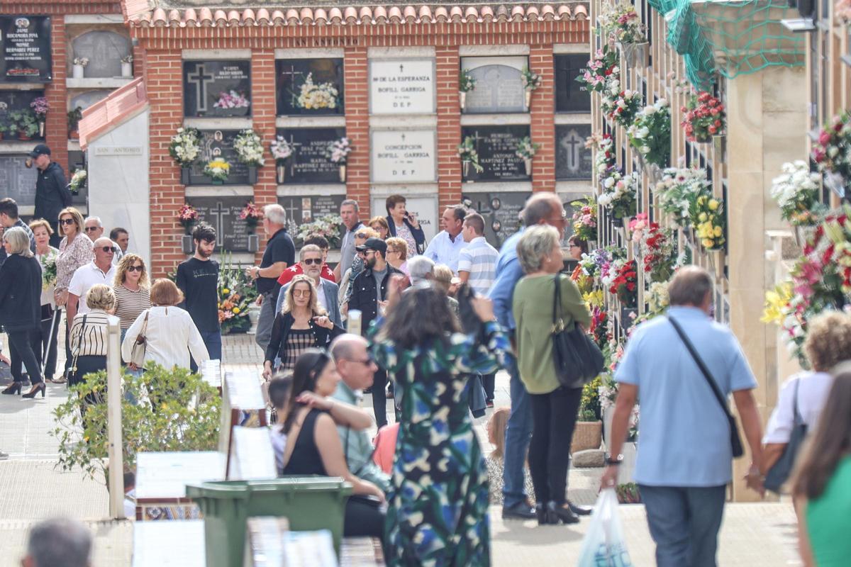 Día de Todos los Santos en el Cementerio de Orihuela