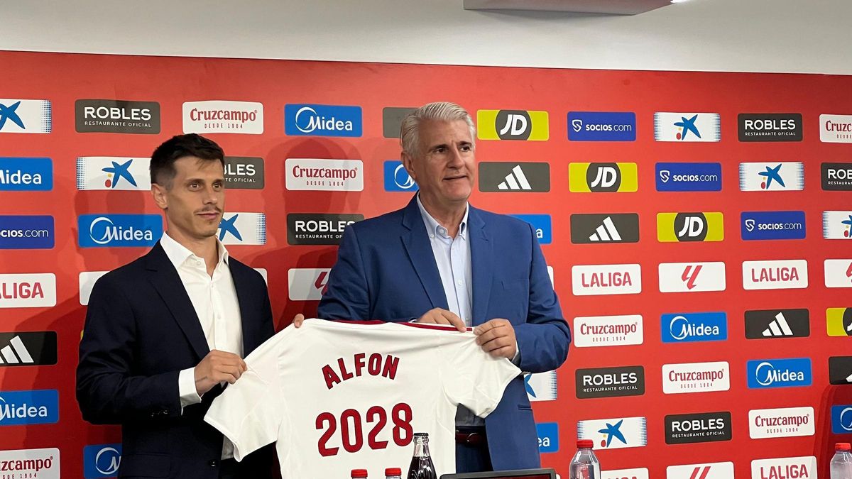 Alfon González, en su presentación como nuevo jugador del Sevilla FC acompañado por Antonio Cordón