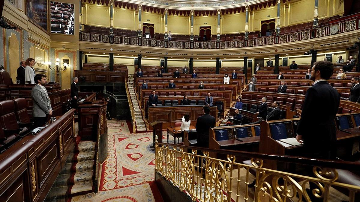 Los diputados guardan un minuto de silencio por las víctimas del coronavirus durante el pleno del Congreso en el que se vota otra prórroga del estado de alarma solicitada por el Gobierno, el pasado 6 de mayo