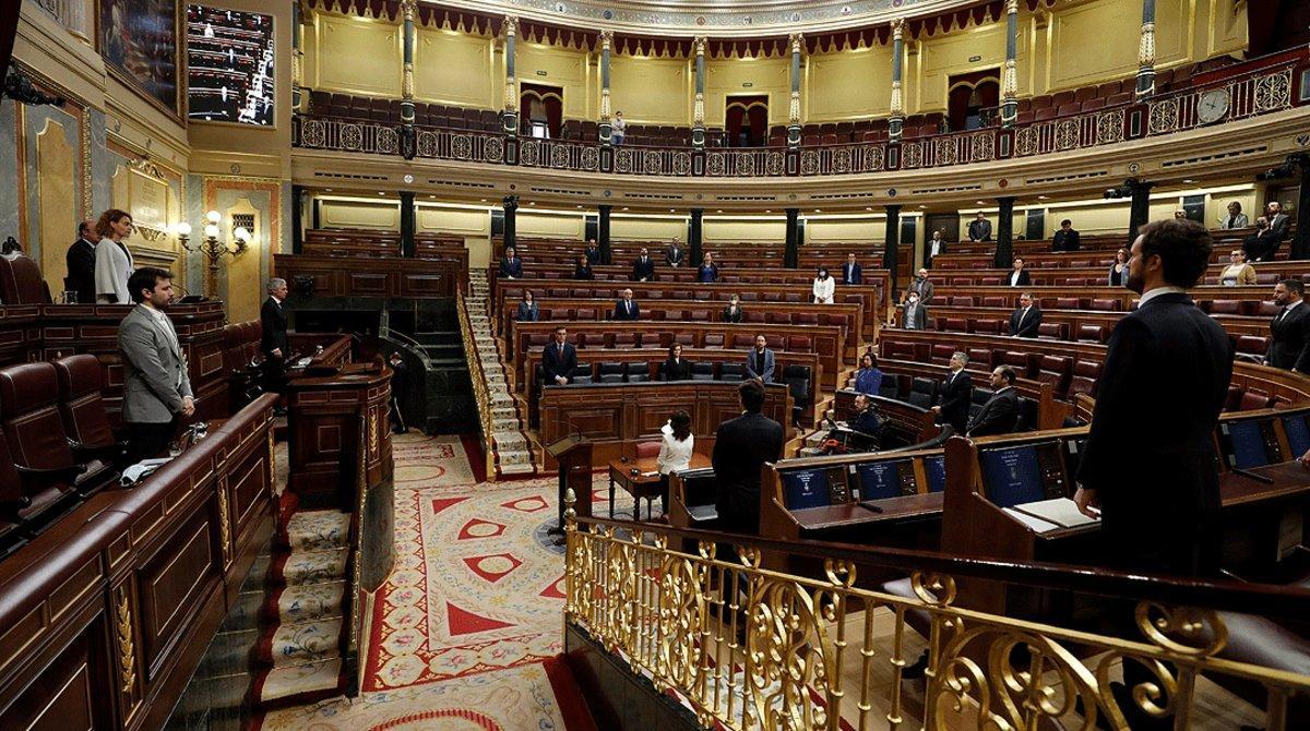 Los diputados guardan un minuto de silencio por las víctimas del coronavirus durante el pleno del Congreso en el que se vota otra prórroga del estado de alarma solicitada por el Gobierno, el pasado 6 de mayo.