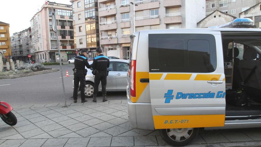 Policías locales de Ourense, durante un control