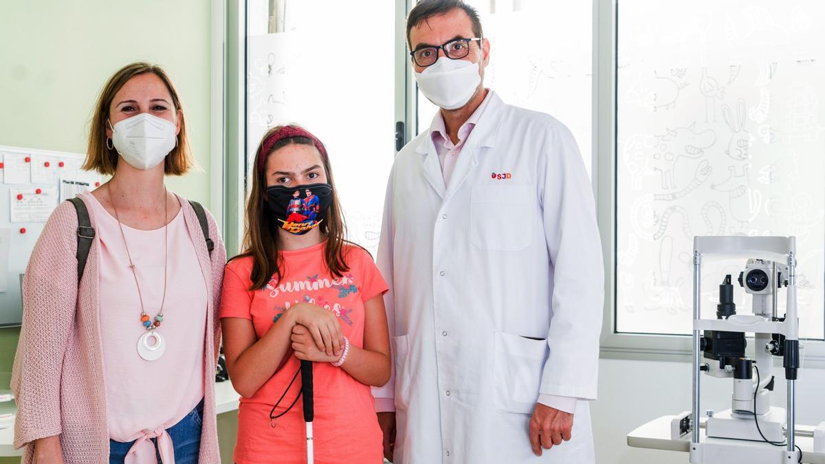 La pacient, la mare i el doctor del primer cas de teràpia gènica per una malaltia de la visió a Espanya