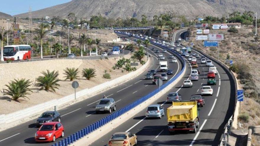 Colas en la autopista del Sur de Tenerife.