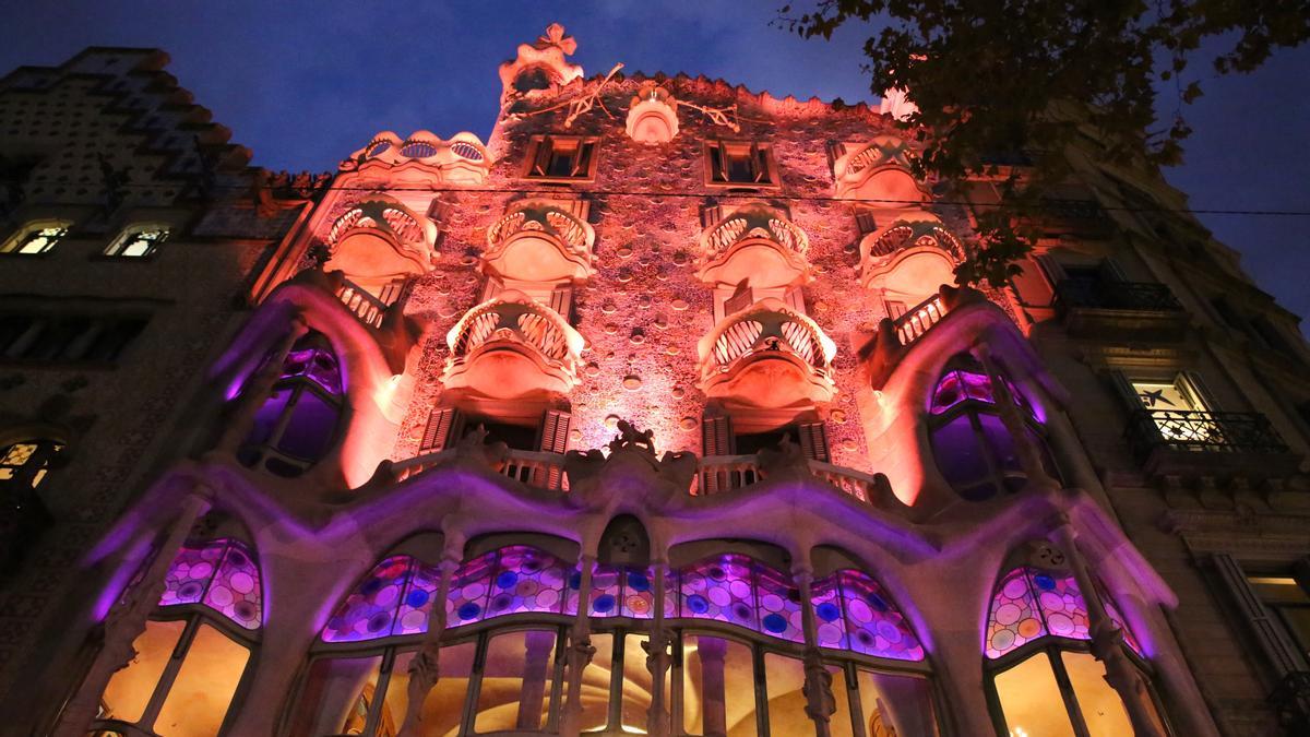 BARCELONA 19/10/2021 Sociedad. Dia del cancer de mama, iluminacion de edificios En la foto la Casa Batlló FOTO de ELISENDA PONS