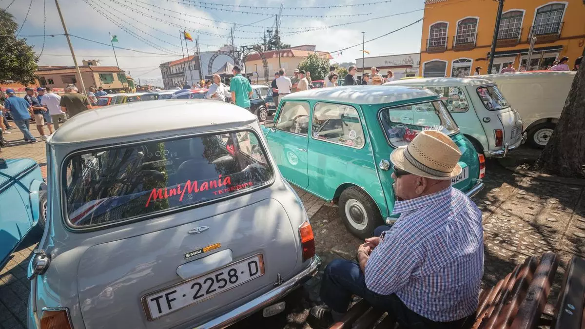 La Esperanza exporta el amor por los minis en la XI exposición del clásico vehículo