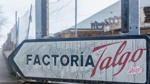 Un cartel indica la sede de Talgo en Madrid (España)