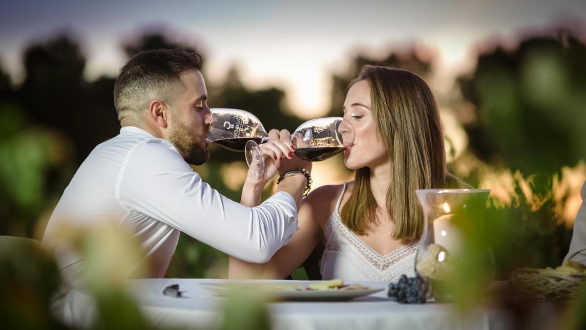 Se sirven con una camisa de frío o directamente dentro de una cubitera que mantenga su temperatura fresca al sacarlo de la cava o nevera.