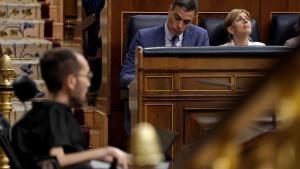 El portavoz de Unidas Podemos, Pablo Echenique, ante Pedro Sánchez y Yolanda Díaz en el Congreso.