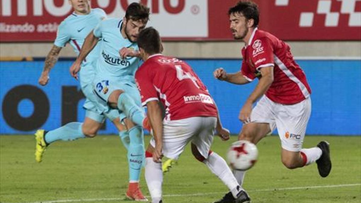 Estreno y gol. Arnaiz marca su primer tanto, el 0-3 del Barça en Murcia.