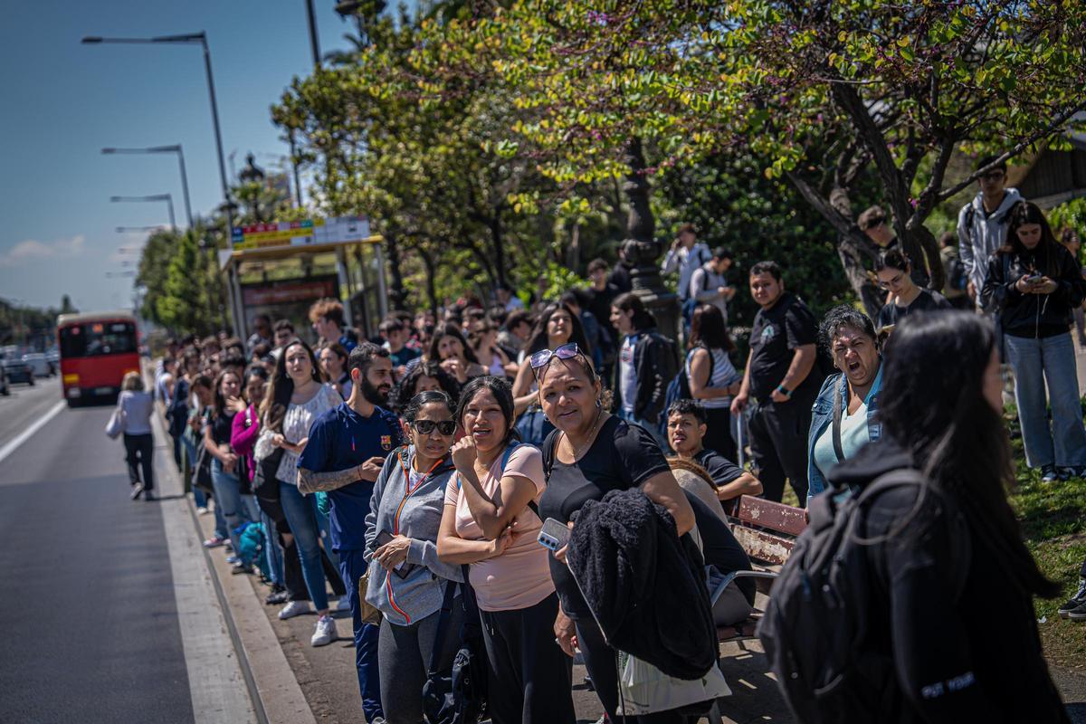 Ciudadanos esperando un bus, en la Zona Universitària, este lunes