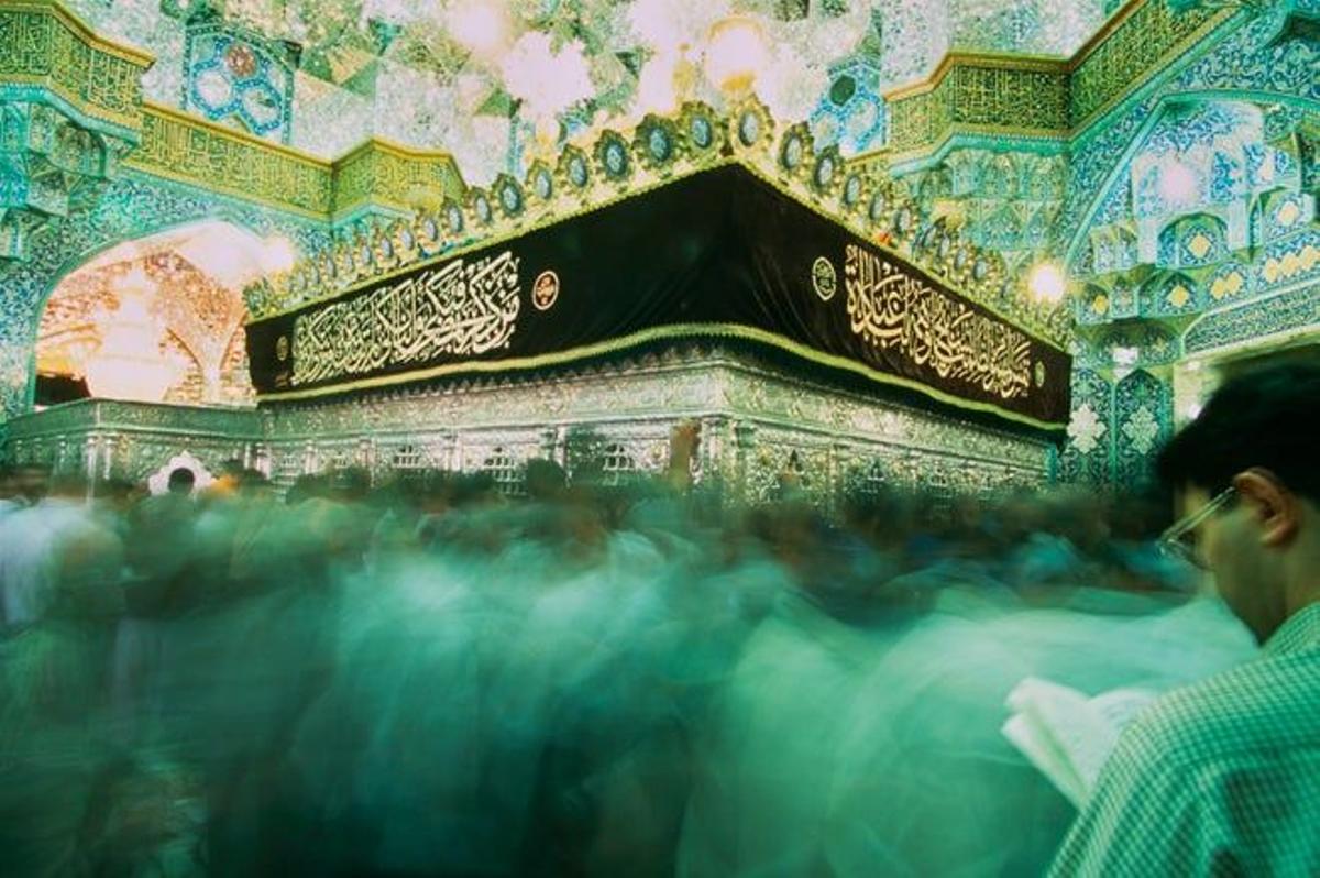 Peregrinos en el tumba de Hazrat-e Masumeh ien Qom.