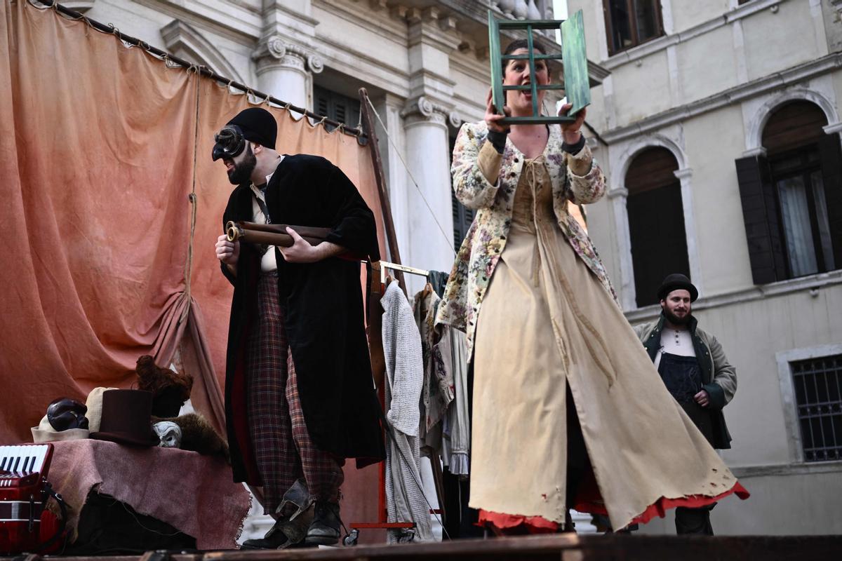 Trajes tradicionales desfilan durante el carnaval de Venecia