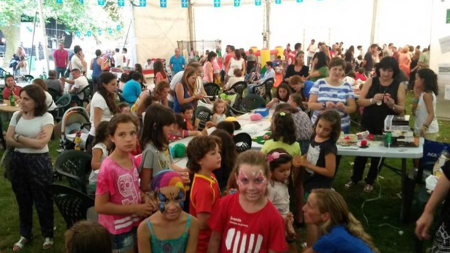 Niños tras la sesión de maquillaje en la carpa de las fiestas de Granda.