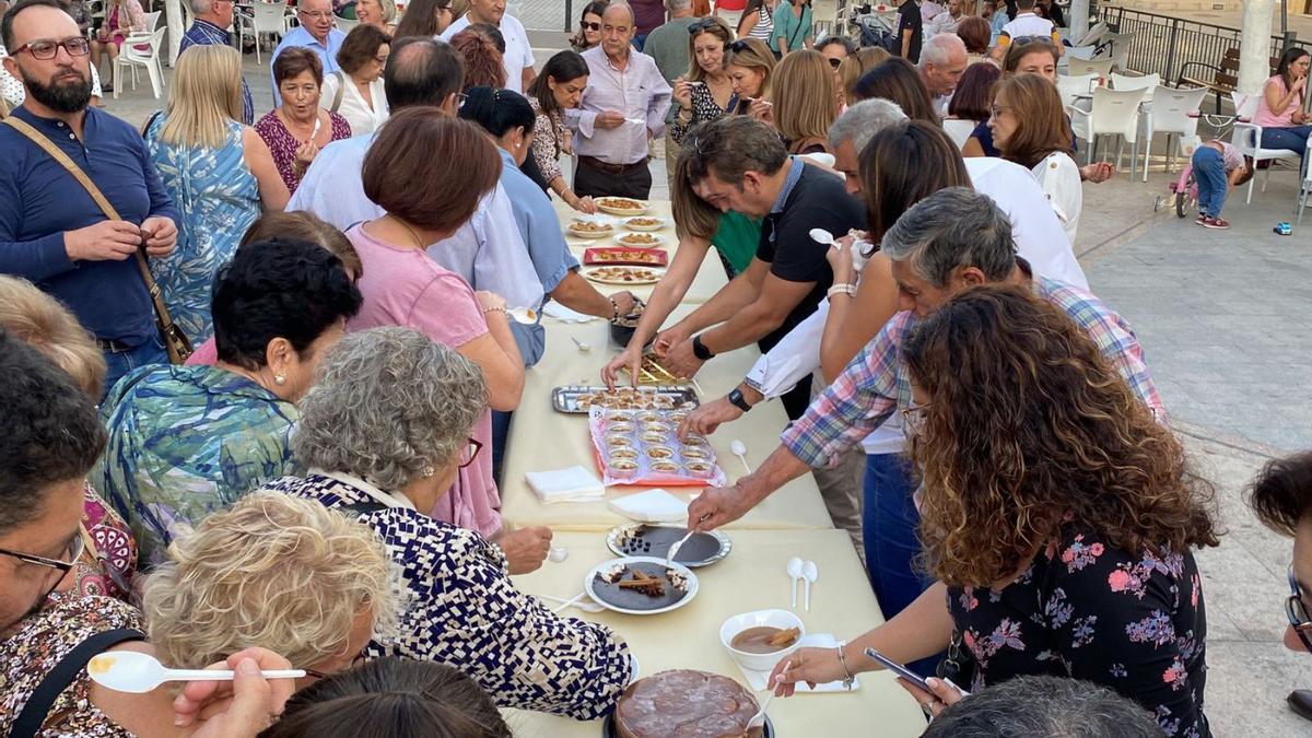 Los vecinos han podido degustar las gachas que habían optado a premio en el concurso.