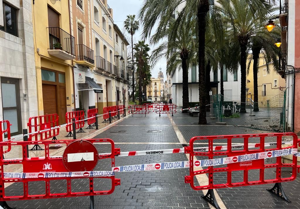 Se desploma parte de una cornisa de una vivienda en el casco histórico de Ontinyent