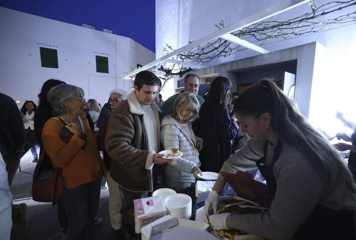Las palabras del obispo Vicent Ribas y la degustación de ‘flaons’ ibicencos | FOTOS DE J.A. RIERA