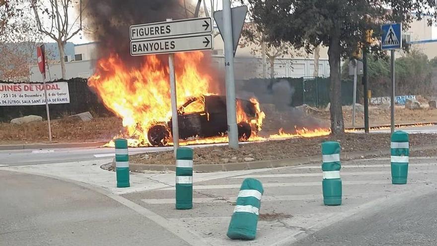 Crema un cotxe a l&#039;N-II a Sant Julià de Ramis