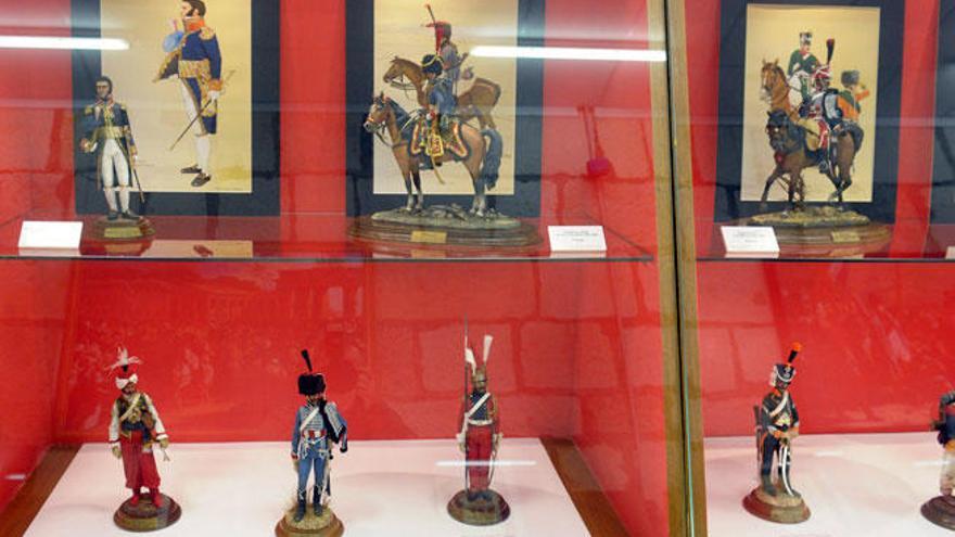 Muestra de figuras militares elaboradas en porcelana por Miguel Ángel Díaz Galeote