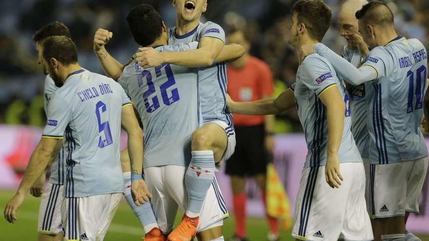 Los jugadores del Celta felicitan a Daniel Wass tras el gol de falta directa anotado por el danés al Krasnodar en el  partido europeo del pasado jueves en Balaídos. // Miguel Vidal (Reuters)